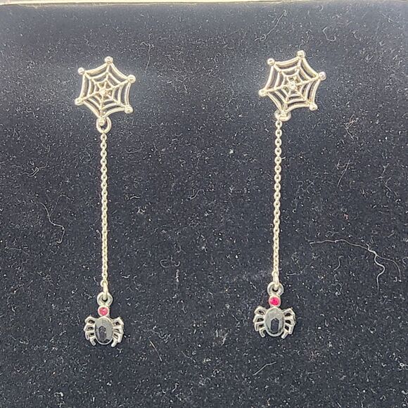 Avon Spidey Silver Tone Halloween Spider Web Dangle Earrings Pierced Ears w Box - Picture 1 of 7